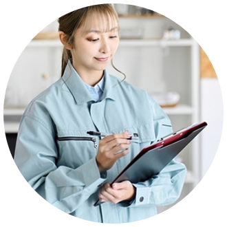 調査を行う女性スタッフ